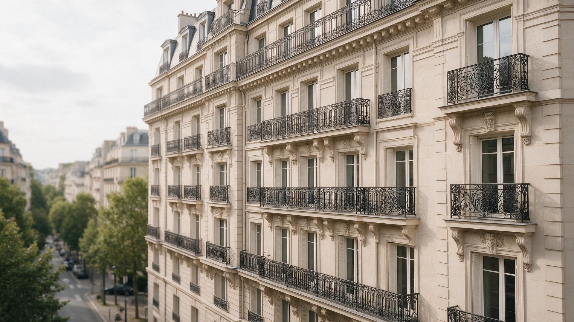 Façade haussmannienne, avenue arborée à Neuilly-sur-Seine
