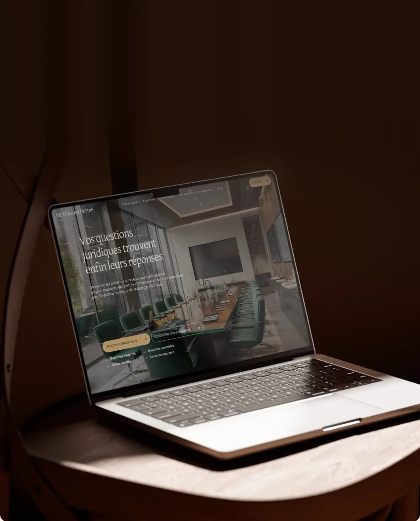 Un site de style chaleureux affiché sur un ordinateur portable