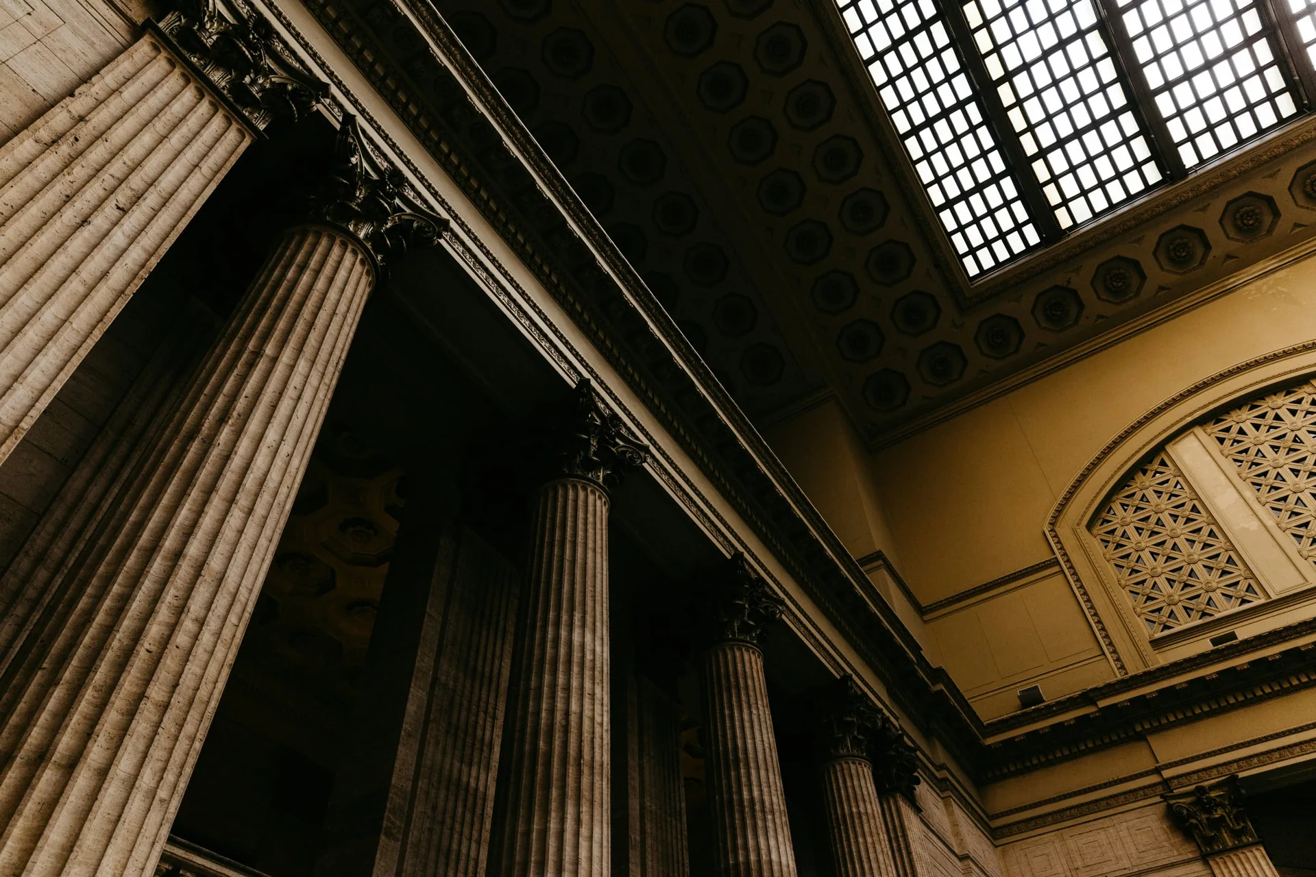Les colonnes d’un palais de justice, en contre-plongée