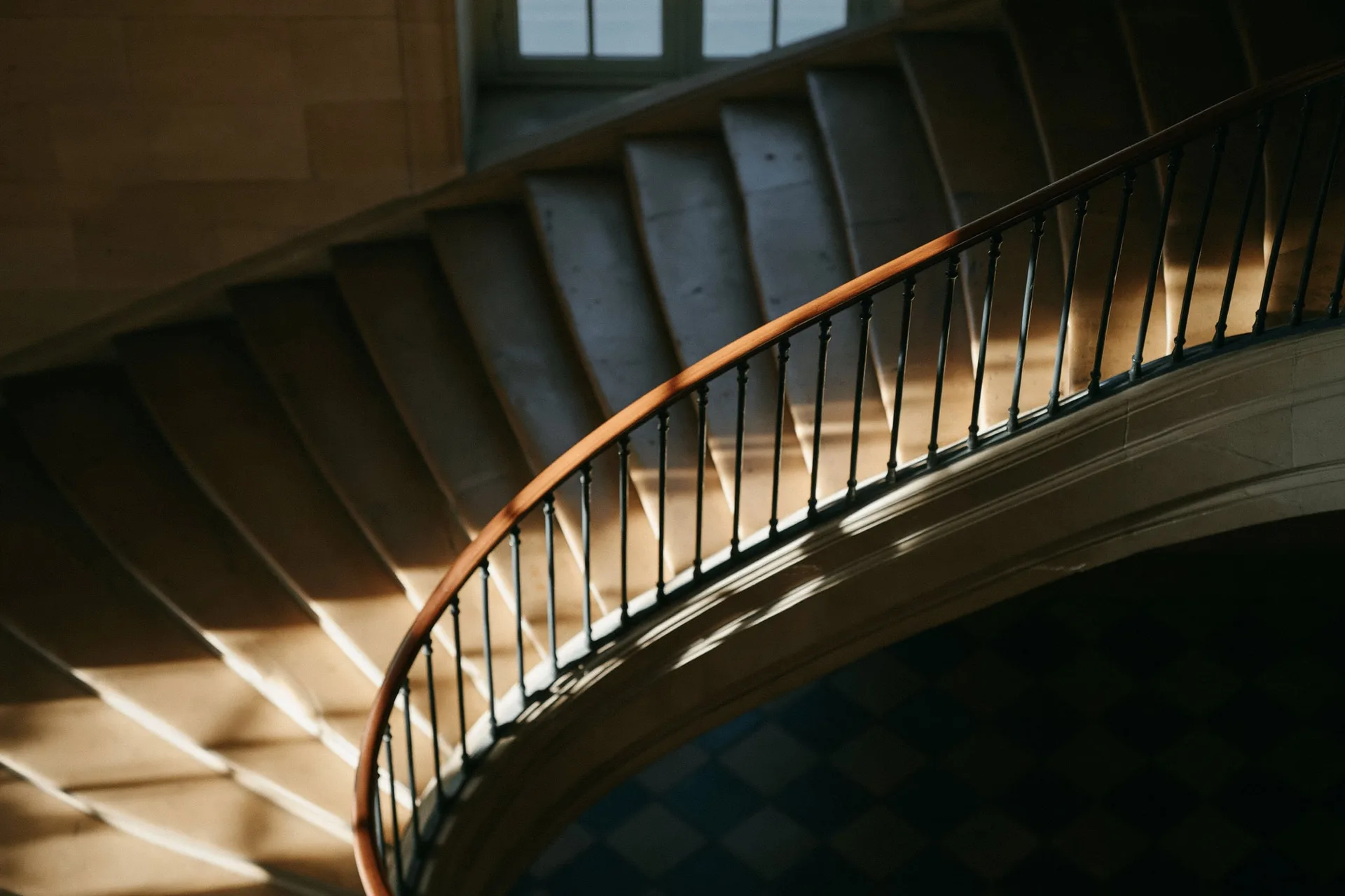 Escalier d'un palais de justice, vu en contre-plongée