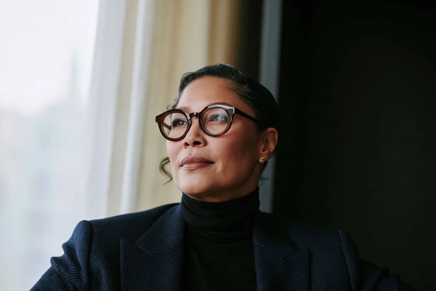 Une avocate de profil, à contre-jour